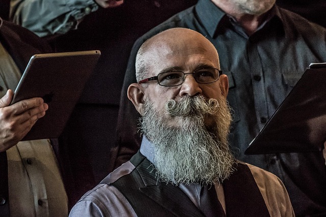 bedstemor laver videoopkald med børnebørn på tablet i stue